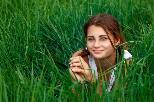 Ritratto di una giovane donna in erba verde