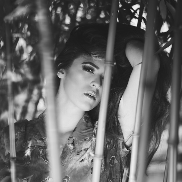 Ritratto di una giovane donna in mezzo all'albero