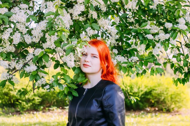 Ritratto di una giovane donna in piedi contro le piante