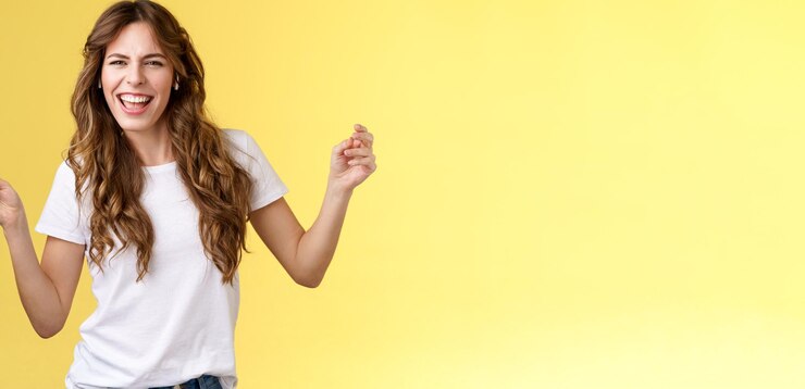 Foto ritratto di una giovane donna in piedi su uno sfondo giallo