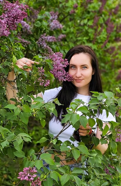 Ritratto di una giovane donna in piedi tra le piante