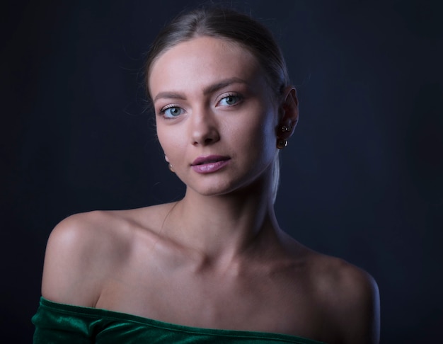 Ritratto di una giovane donna in posa in uno studio fotografico