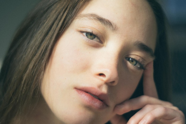 Ritratto di una giovane donna in primo piano