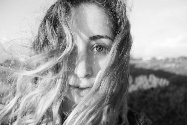 Ritratto di una giovane donna in primo piano