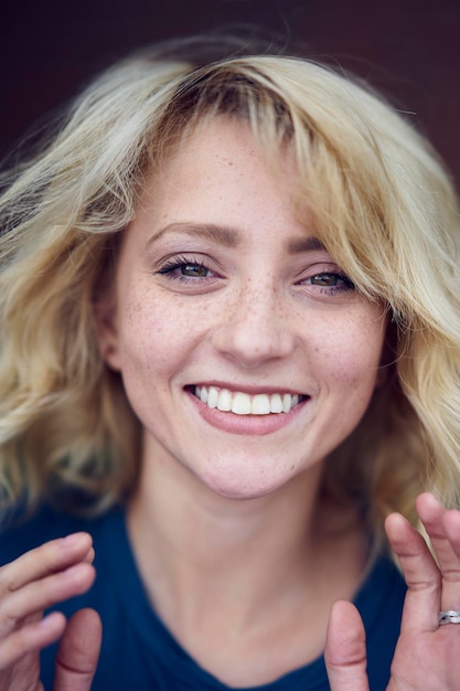 Ritratto di una giovane donna in primo piano