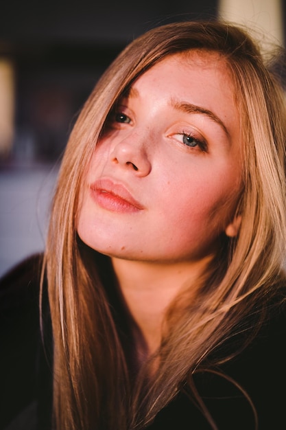 Ritratto di una giovane donna in primo piano