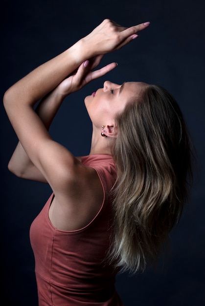 ritratto di una giovane donna in studio su uno sfondo scuro