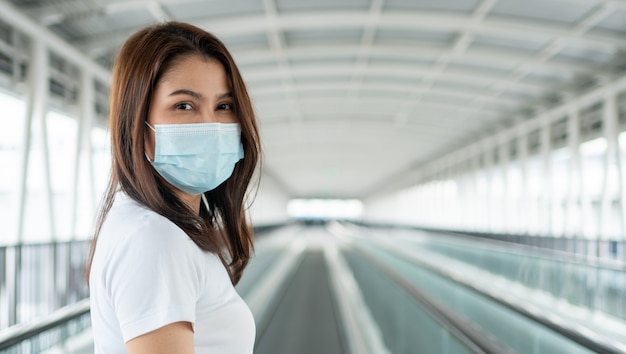 Ritratto di una giovane donna in una maschera medica