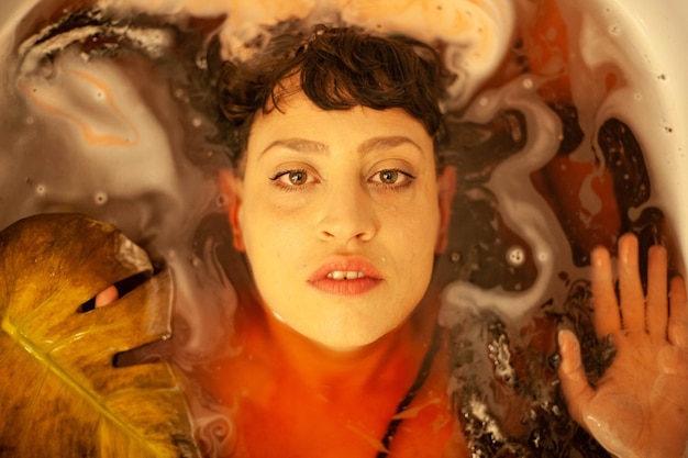 Ritratto di una giovane donna in una vasca a bolle
