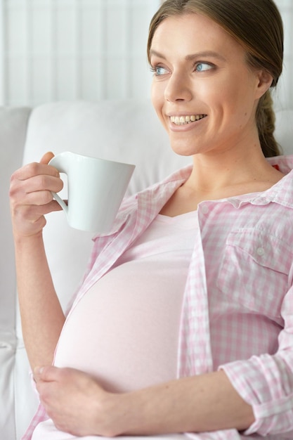 Ritratto di una giovane donna incinta, tenendole la pancia