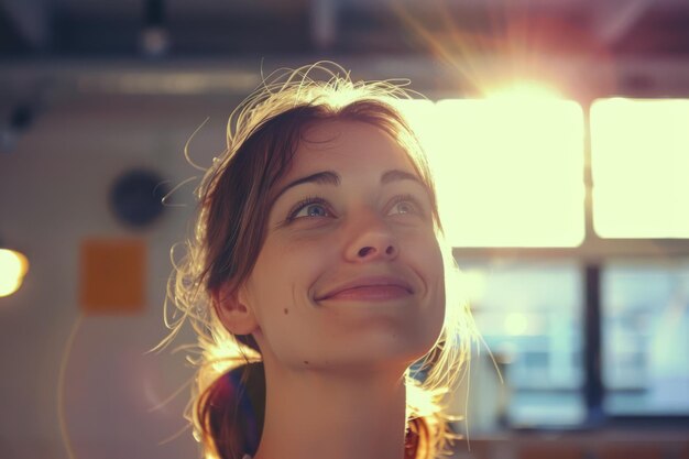 Ritratto di una giovane donna isolata dallo sfondo con un sorriso gentile e accessibile