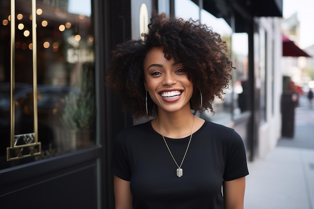 Ritratto di una giovane donna nera africana in città.