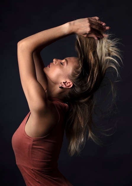 ritratto di una giovane donna, riprese in uno studio fotografico