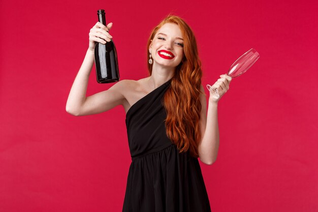 Ritratto di una giovane donna rossa con lunghi capelli rossi naturali ricci