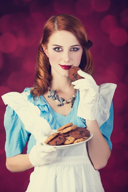 Ritratto di una giovane donna rossa vestita da Alice nel Paese delle Meraviglie, videogioco.