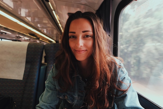 Ritratto di una giovane donna seduta in autobus