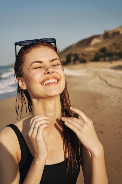 Ritratto di una giovane donna seduta sulla spiaggia