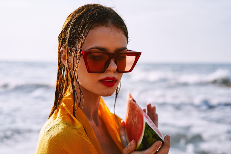Foto ritratto di una giovane donna seduta sulla spiaggia