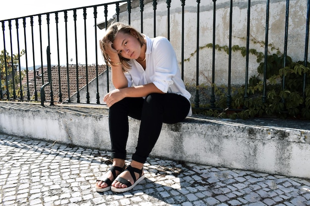 Ritratto di una giovane donna seduta sulla terrazza