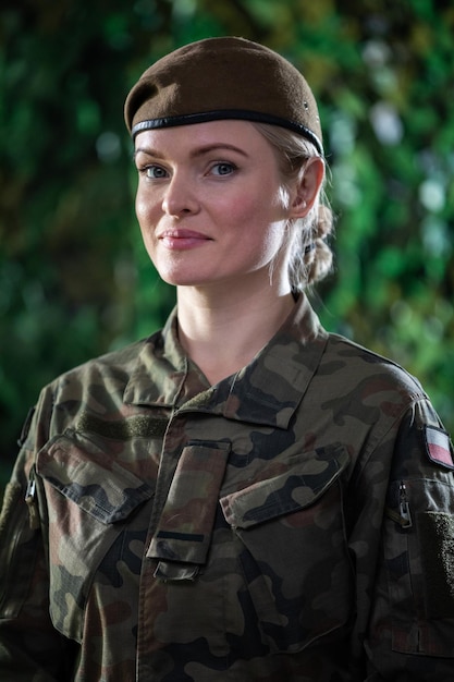 Ritratto di una giovane donna soldato in abbigliamento militare durante il servizio