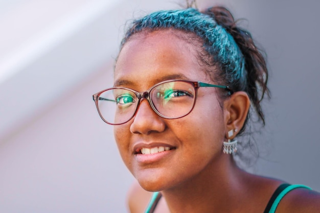Ritratto di una giovane donna sorridente che indossa occhiali
