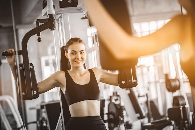 Ritratto di una giovane donna sorridente che si esercita in palestra