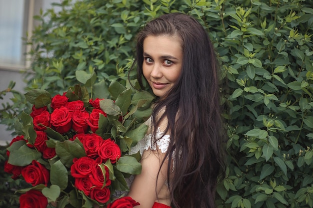 Ritratto di una giovane donna sorridente che tiene un bouquet