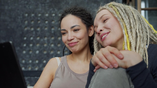 Ritratto di una giovane donna sorridente che usa lo smartphone all'aperto