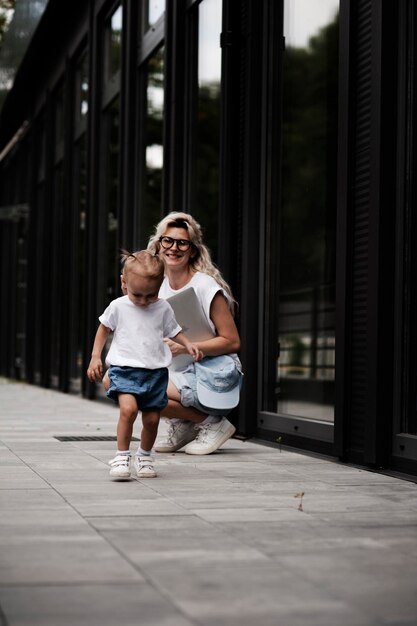 Ritratto di una giovane donna sorridente creativa con un bambino in occhiali da sole. bella ragazza .