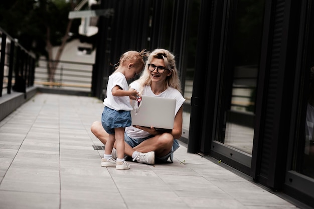 Ritratto di una giovane donna sorridente creativa con un bambino in occhiali da sole. bella ragazza .