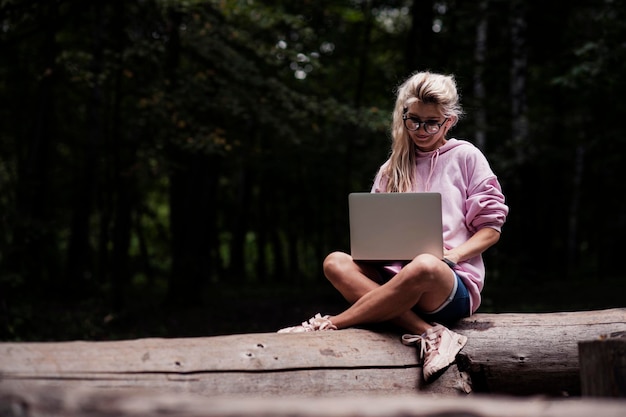 Ritratto di una giovane donna sorridente creativa. lavora sul laptop, bella ragazza.