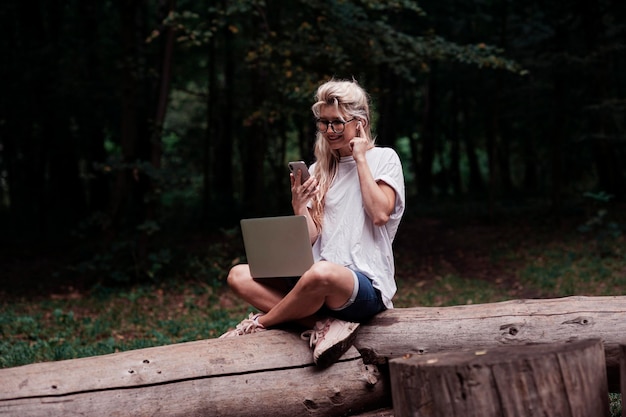 Ritratto di una giovane donna sorridente creativa. lavora sul laptop, bella ragazza.