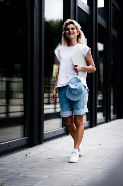 Ritratto di una giovane donna sorridente creativa. ragazza adorabile.