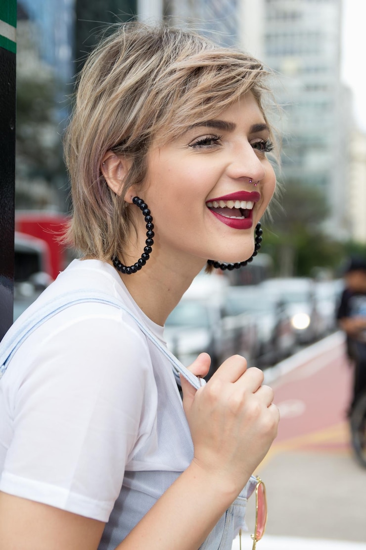 Foto ritratto di una giovane donna sorridente in città