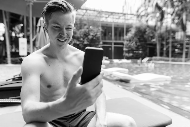 Ritratto di una giovane donna sorridente in piscina