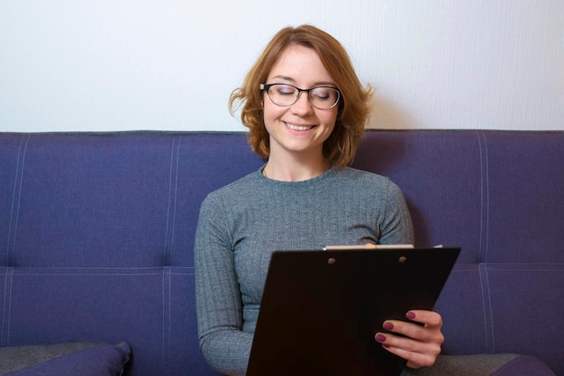 Ritratto di una giovane donna sorridente psicologa psichiatra terapeuta che lavora in ufficio