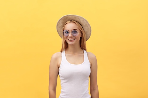 Ritratto di una giovane donna sorridente su uno sfondo giallo