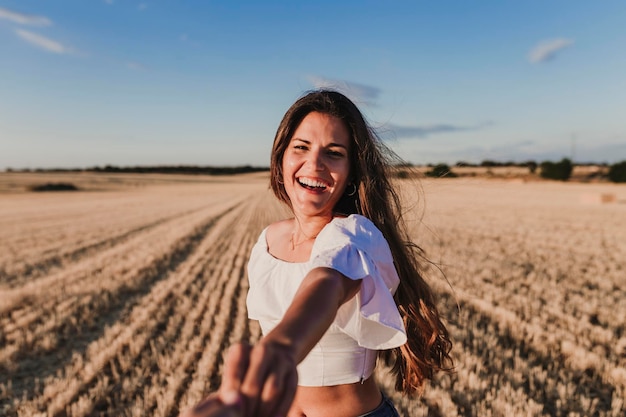Ritratto di una giovane donna sorridente sul campo