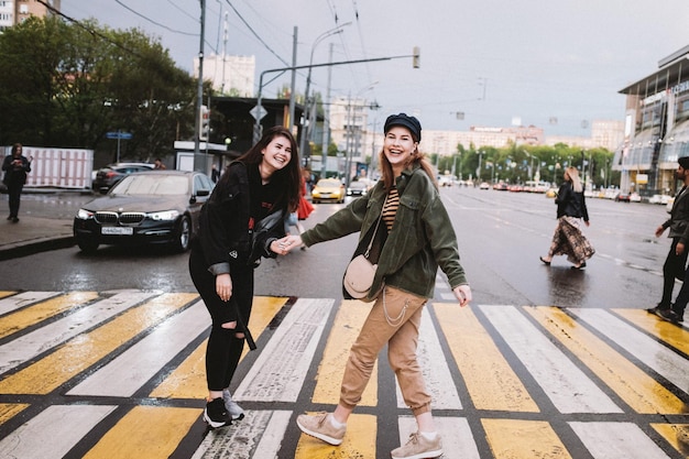 Ritratto di una giovane donna sorridente sulla strada in città