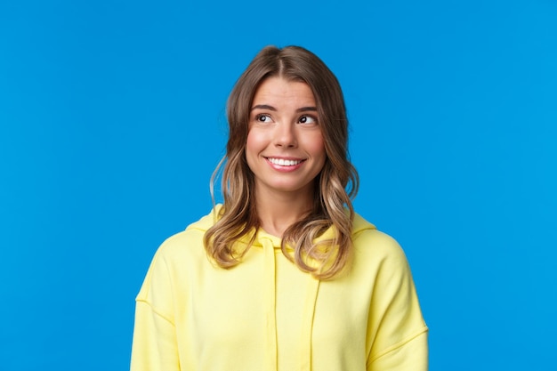 Ritratto di una giovane donna sorridente sullo sfondo blu