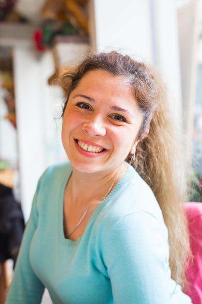 Ritratto di una giovane donna sorridente