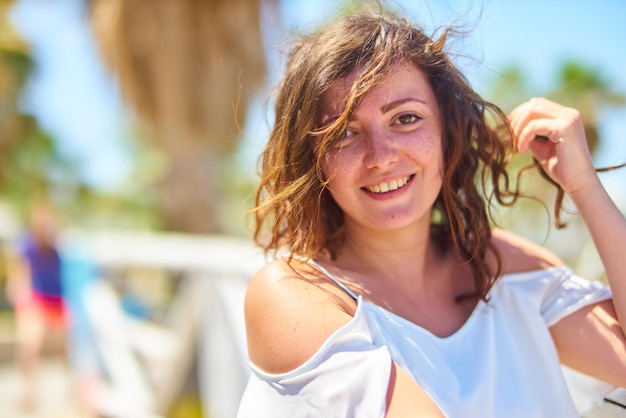 Ritratto di una giovane donna sorridente