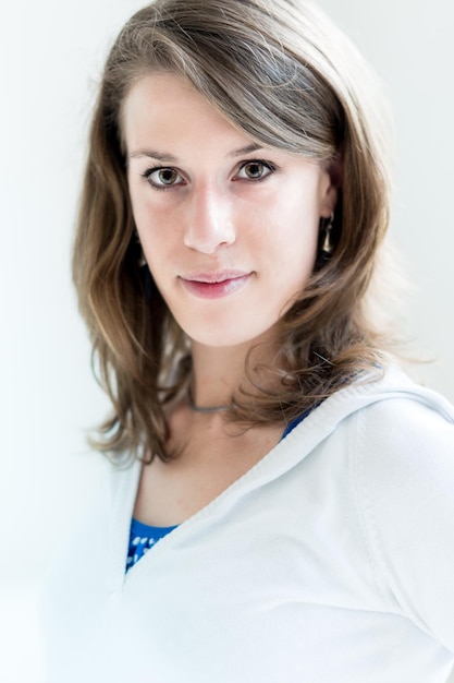 Ritratto di una giovane donna sorridente
