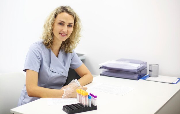 Ritratto di una giovane donna sorridente