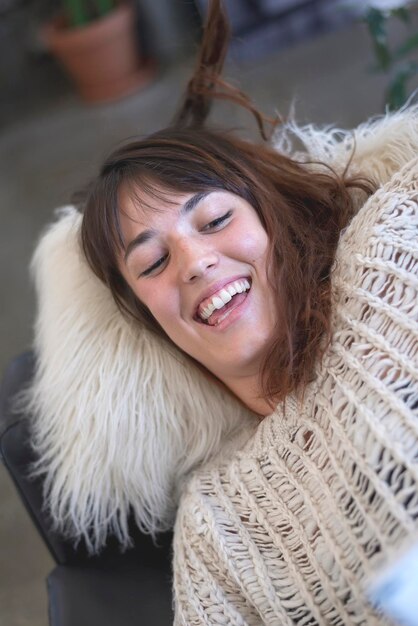 Ritratto di una giovane donna sorridente