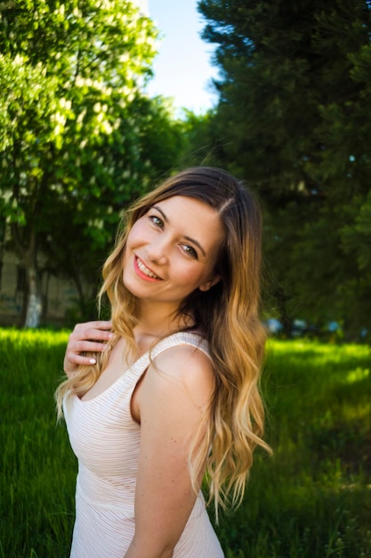 Ritratto di una giovane donna sorridente