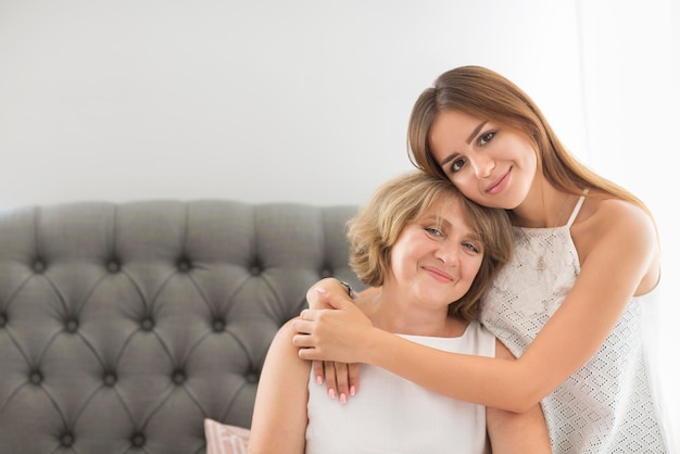 Ritratto di una giovane donna sorridente