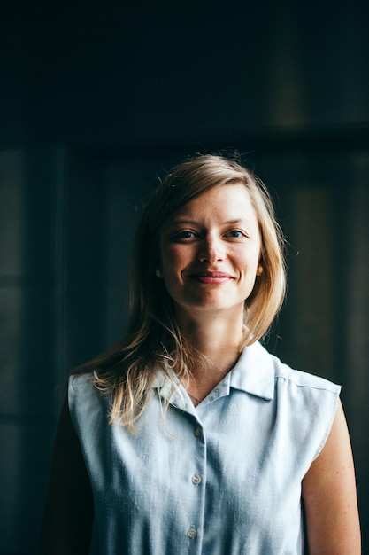 Ritratto di una giovane donna sorridente