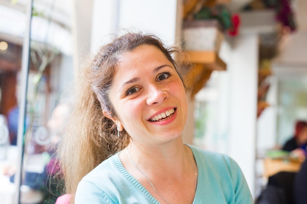 Ritratto di una giovane donna sorridente