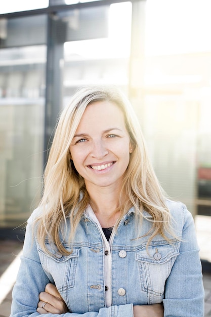 Ritratto di una giovane donna sorridente
